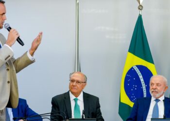 Lula assina MP e zera “taxa das blusinhas”