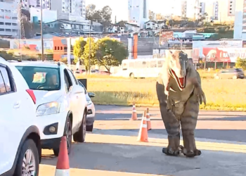 Dia Livre de Impostos: posto vende gasolina a R$ 3,99 no RS e usa 'dinossauro' como frentista; entenda