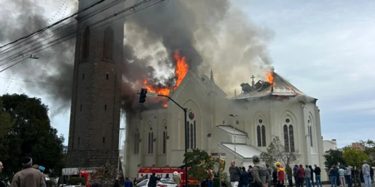 Incêndio atinge Igreja Matriz de Flores da Cunha, na Serra Gaúcha