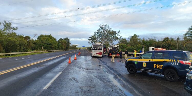 Motorista morre em acidente entre caminhonete e ônibus na BR-386, no RS; duas pessoas ficam feridas