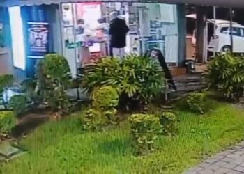Foragido da Justiça é morto ao tentar roubar banca de revistas de PM aposentado em Porto Alegre; VÍDEO